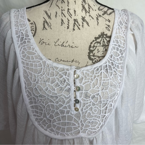 AZUCAR  White Flowy Blouse with Mesh Detail Size L -  NWT - Picture 2 of 11